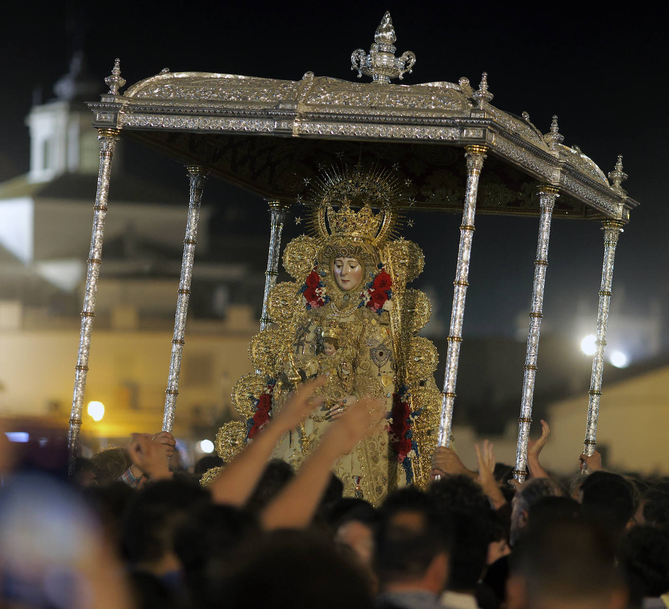 La procesión de la Virgen del Rocío 2024, en imágenes
