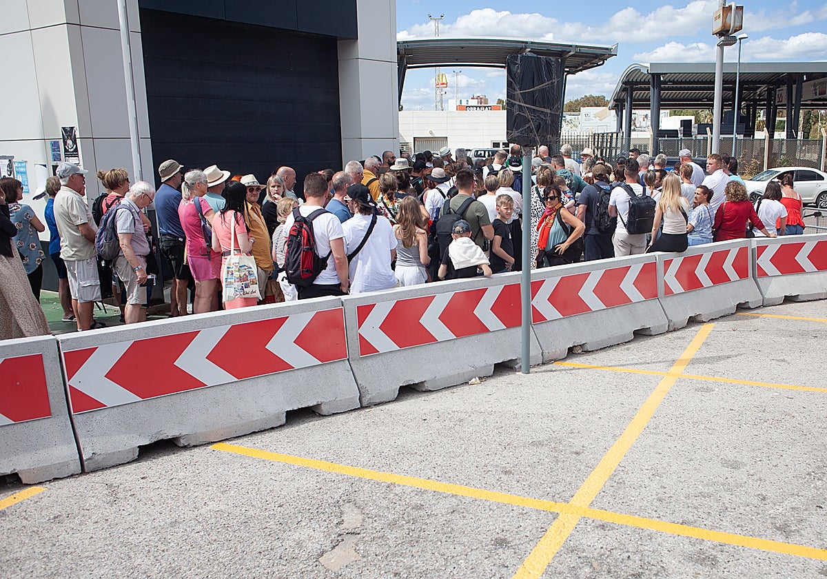 Imagen de estos días de la cola de peatones para salir de Gibraltar