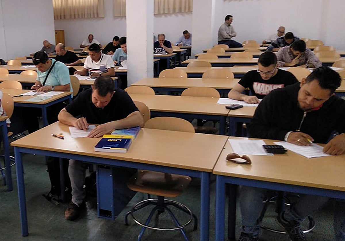 Realización de un examen relativo a la Prueba de Acceso a la Universidad para mayores de 45 años en Andalucía