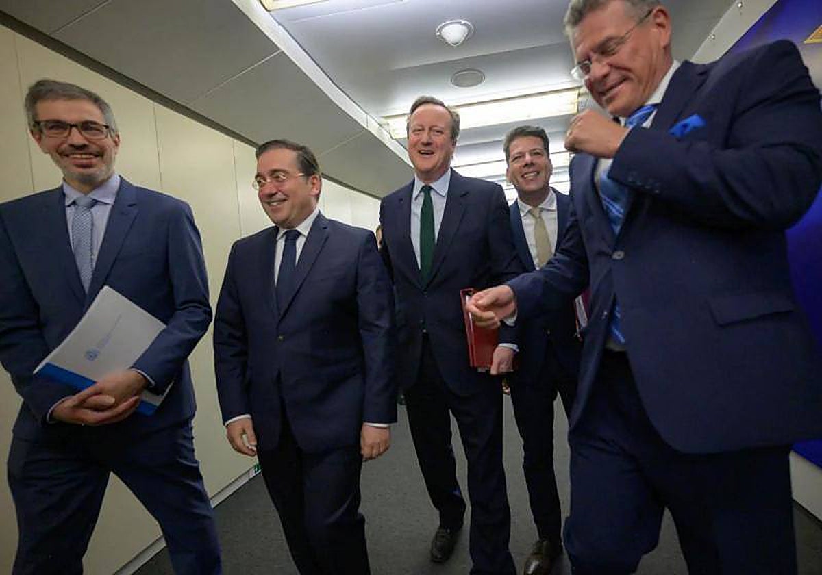 José Manuel Albares y David Cameron fotografiados recientemente tras una ronda de negociaciones