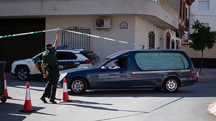 Un coche trasladando uno de los cadáveres al Instituto de Medicina Legal