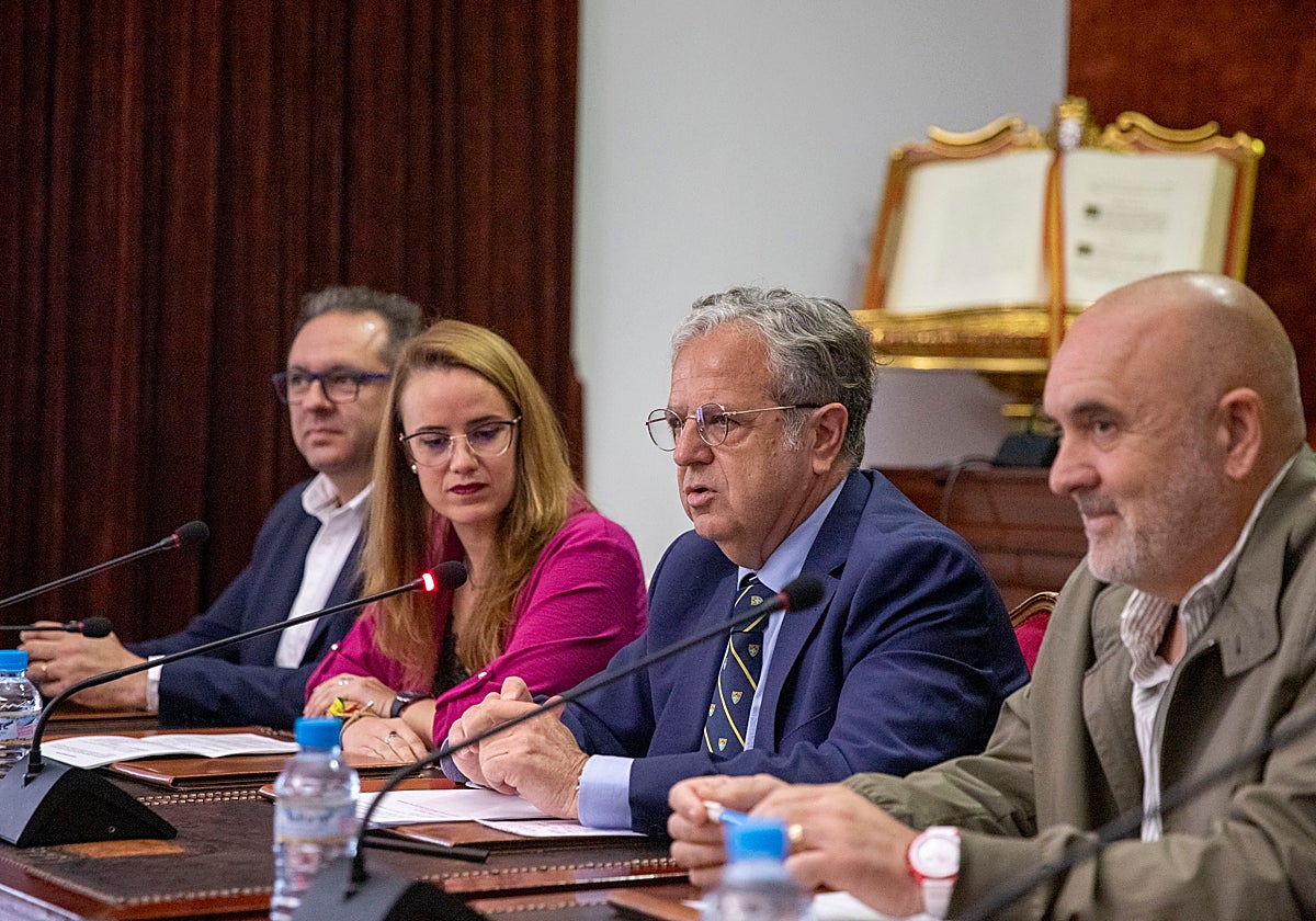 El presidente de la Institución provincial, en el centro de la imagen
