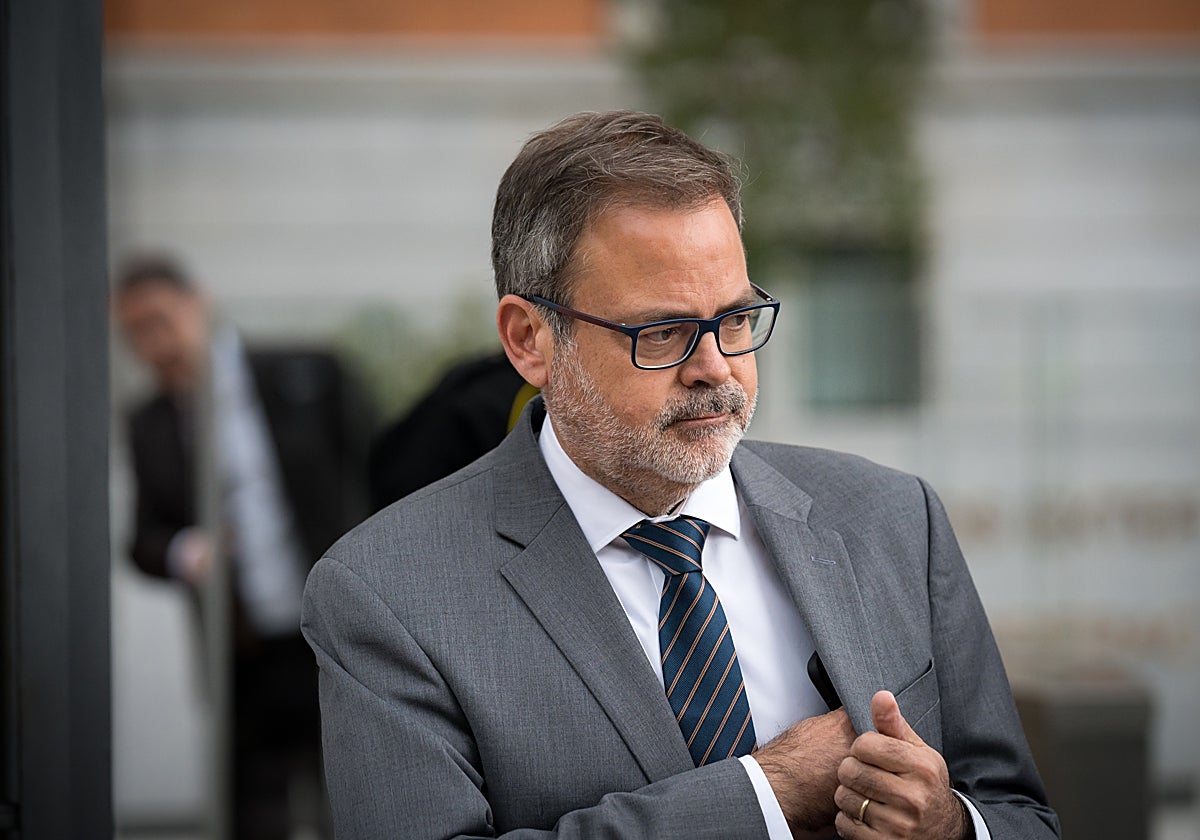 El embajador de Argentina en España, Roberto Bosch, llegando este lunes a su reunión con el ministro Albares