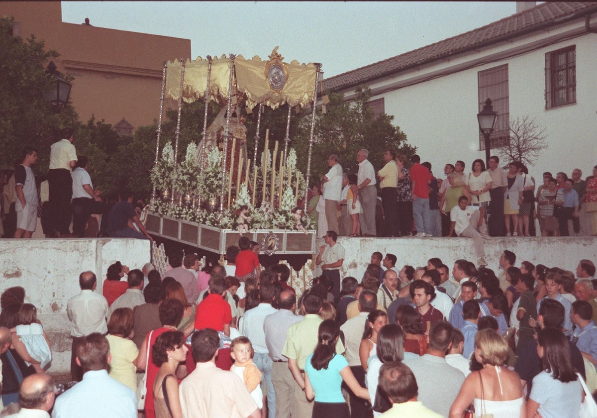 La Virgen del Carmen de San Cayetano, bajo palio, el 16 de julio del año 2000