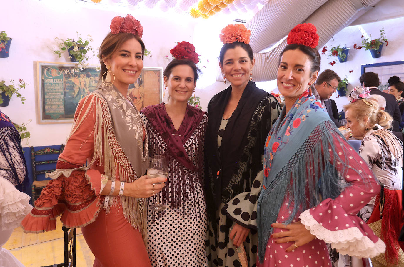 Las imágenes del ambiente en las casetas este lunes en la Feria de Córdoba (I)