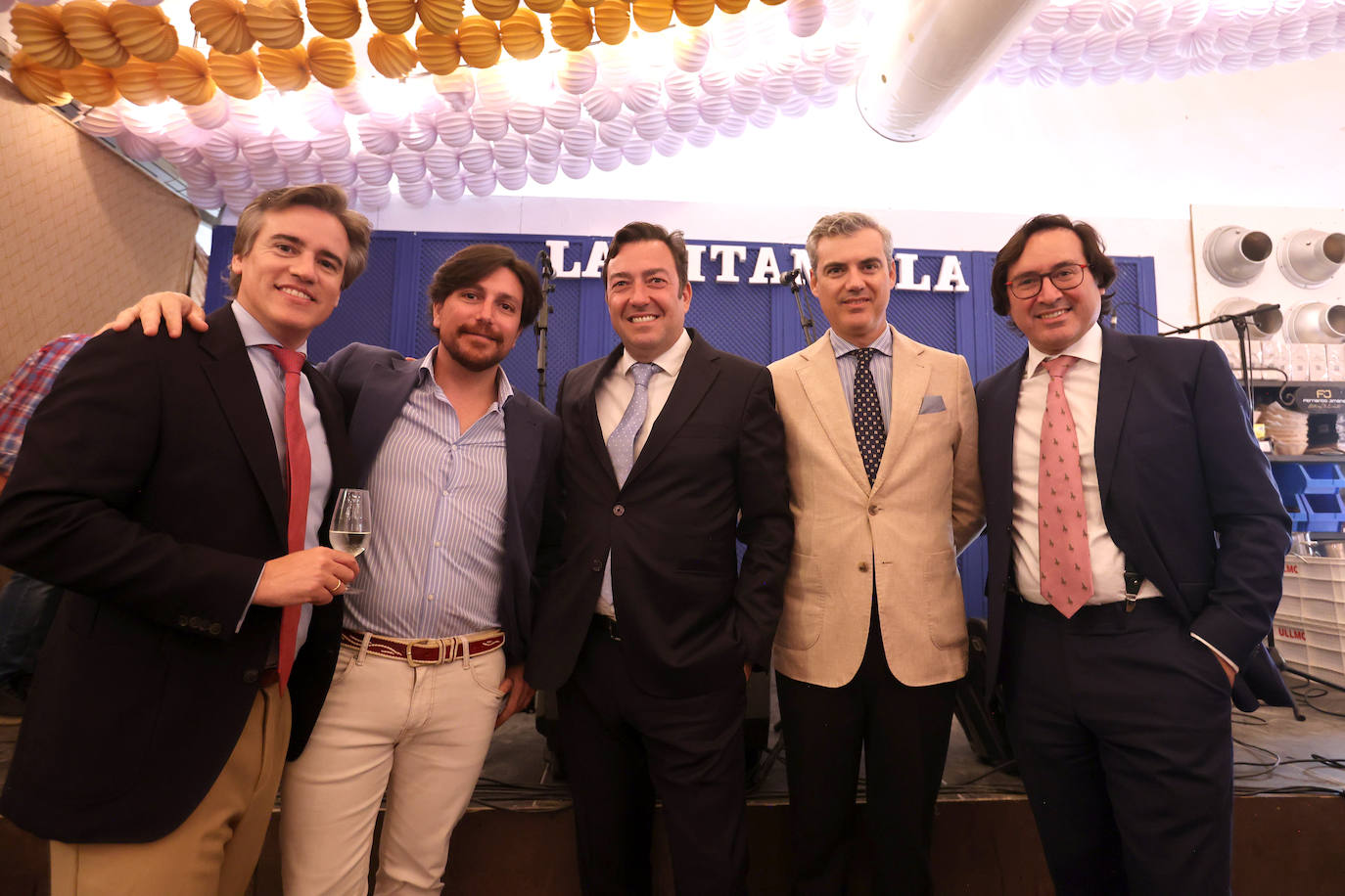 Las imágenes del ambiente en las casetas este lunes en la Feria de Córdoba (I)