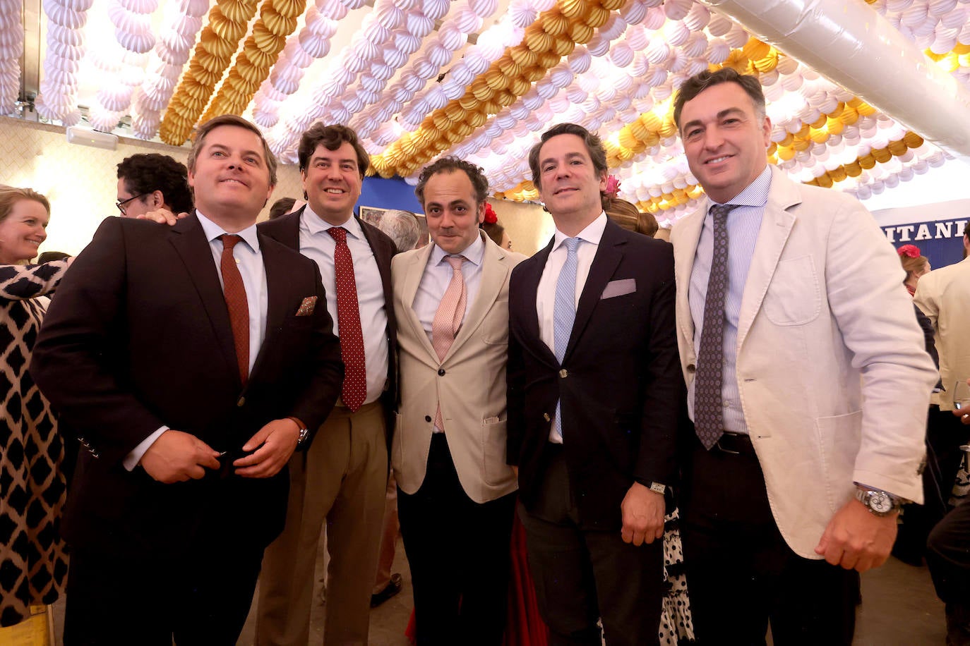 Las imágenes del ambiente en las casetas este lunes en la Feria de Córdoba (I)