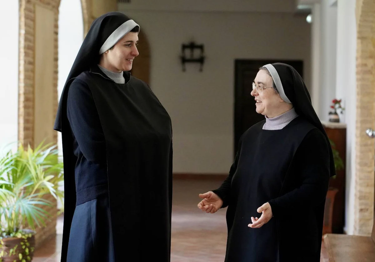 Sor María y sor Marta, impulsora de la iniciativa, en el Monasterio de Santa Cruz de Sahagún (León)