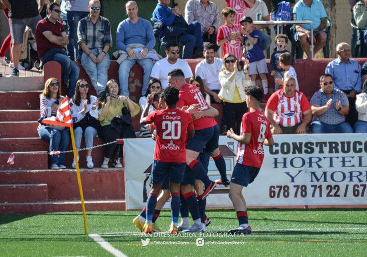 Los jugadores del Pedroñeras celebran un gol