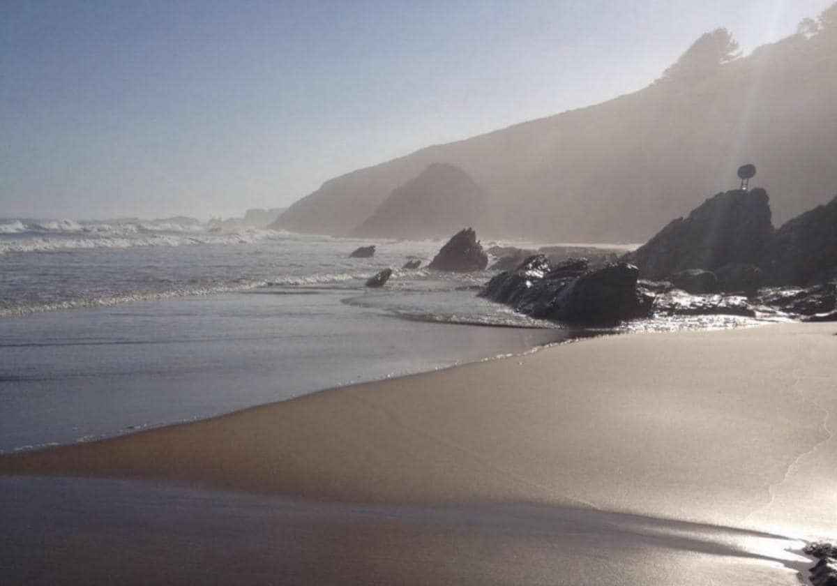 La playa de Galicia con cuevas y formaciones rocosas que es poco concurrida