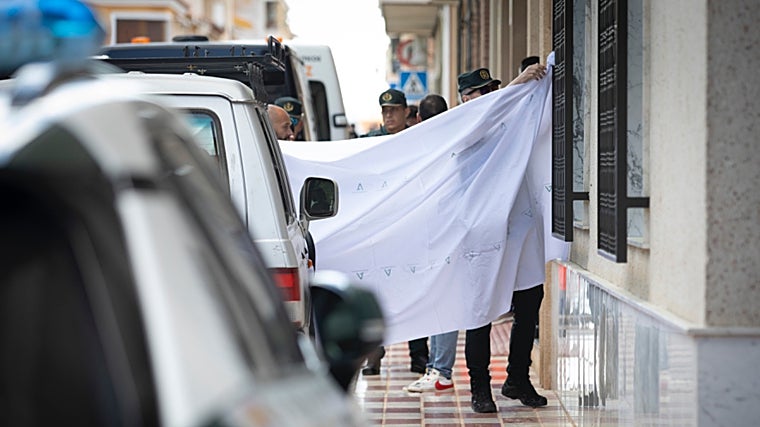 La puerta del edificio, de dos plantas, cubierta para ocultarla de miradas