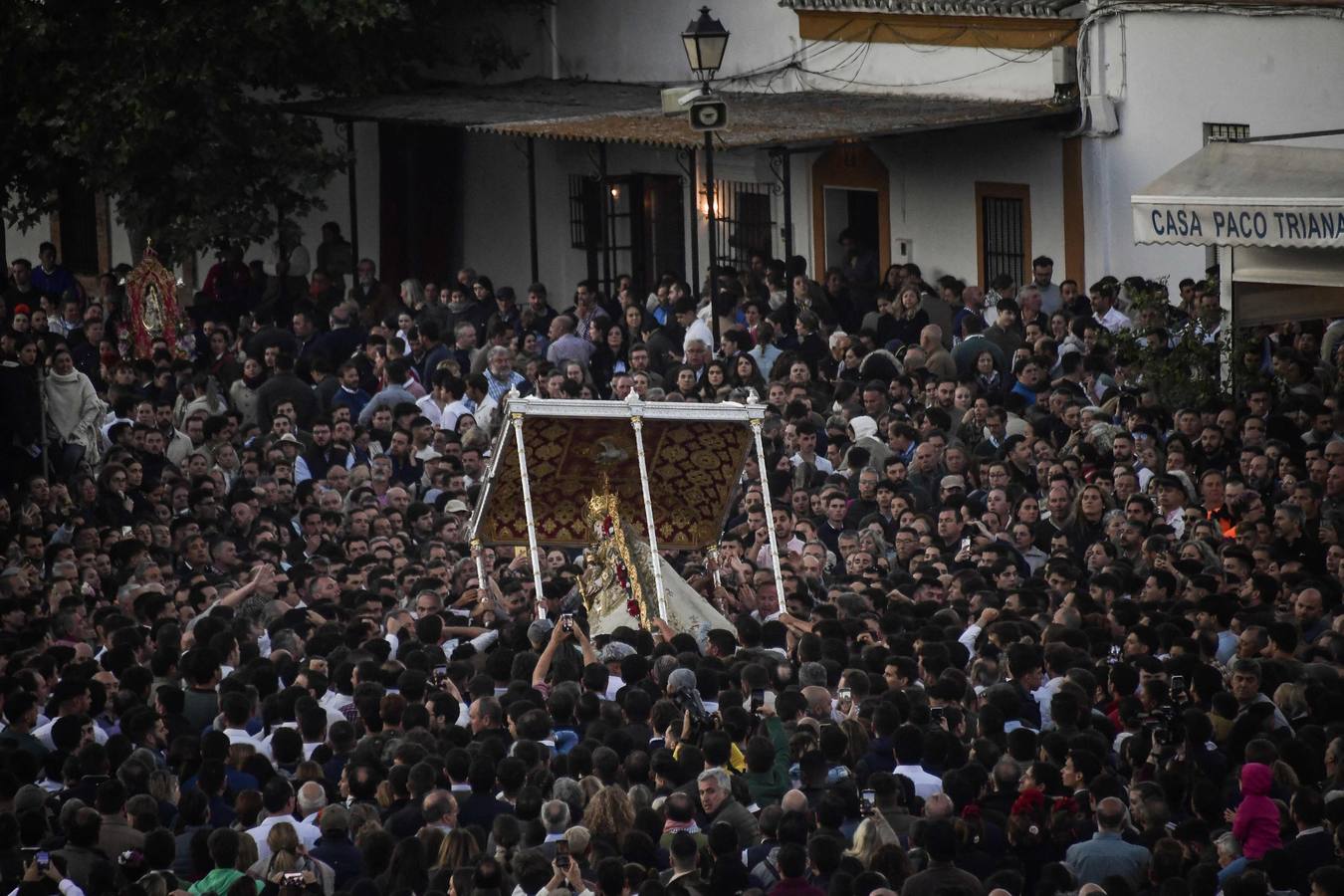 El sol aparece en el cielo de la ermita del Rocío para dar la bienvenida a otro grandioso Lunes de Pentecostés