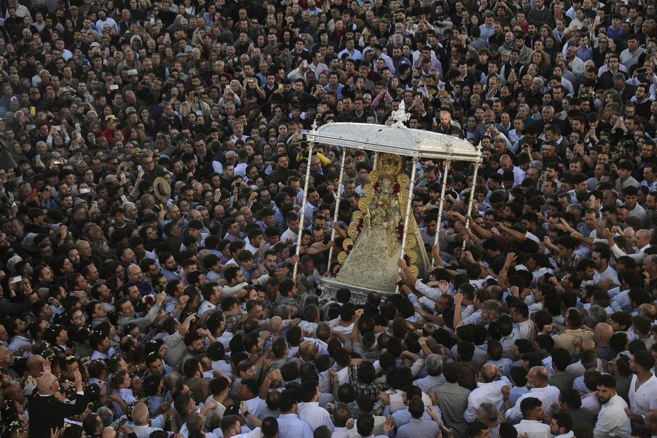 El sol aparece en el cielo de la ermita del Rocío para dar la bienvenida a otro grandioso Lunes de Pentecostés