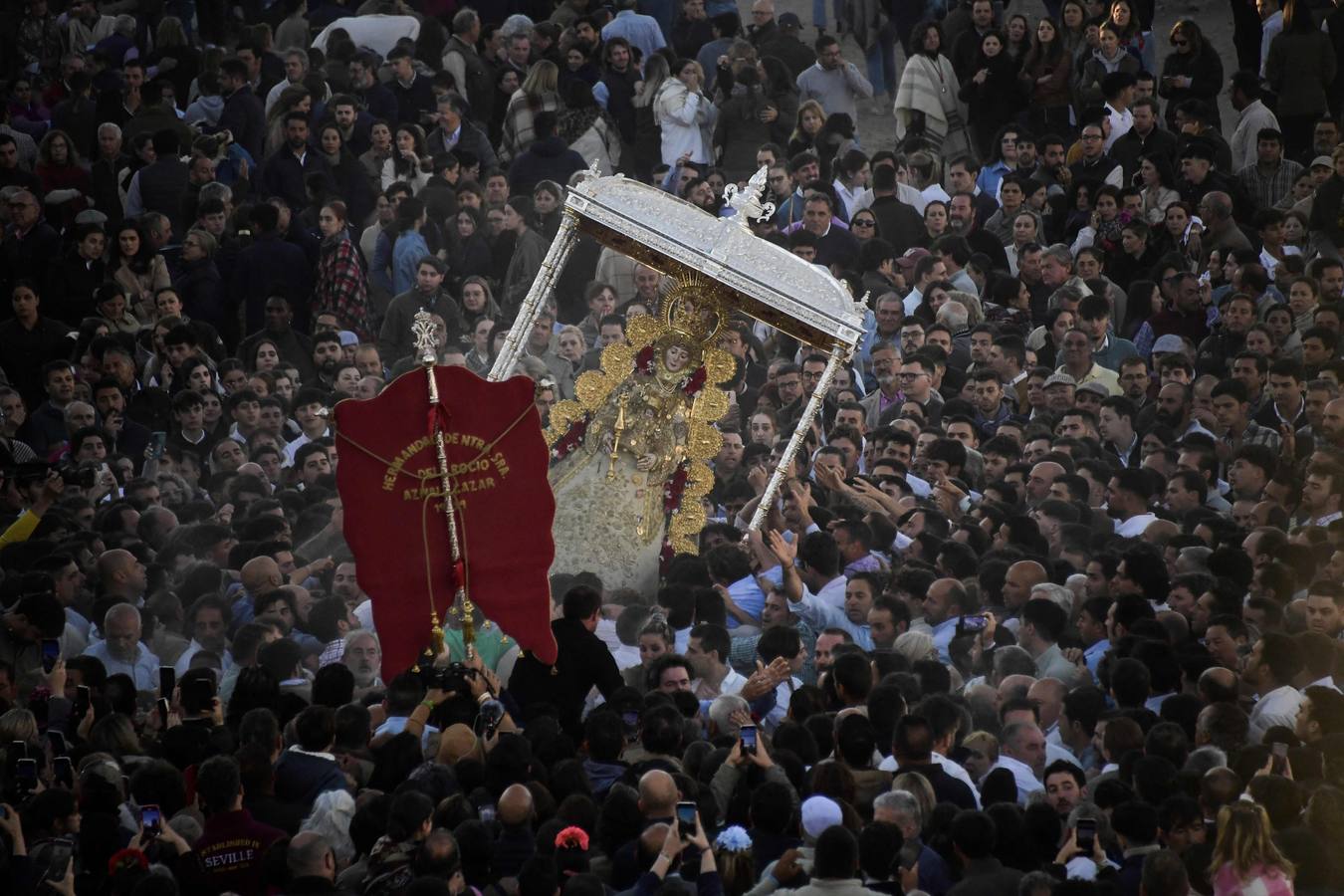 El sol aparece en el cielo de la ermita del Rocío para dar la bienvenida a otro grandioso Lunes de Pentecostés
