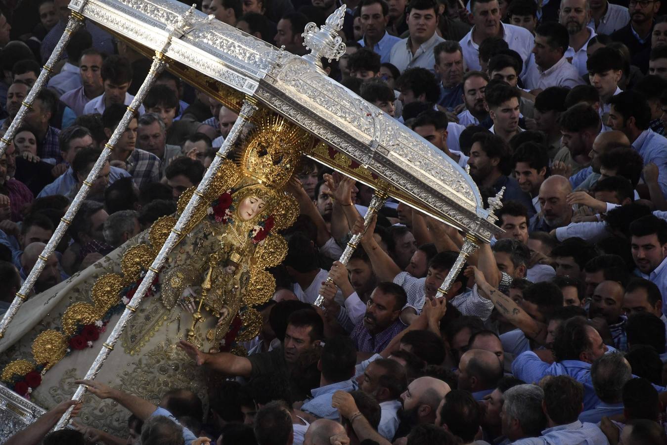 El sol aparece en el cielo de la ermita del Rocío para dar la bienvenida a otro grandioso Lunes de Pentecostés