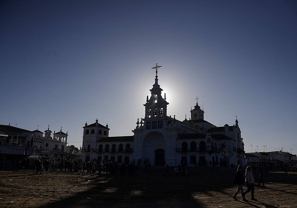 El sol aparece en el cielo de la ermita del Rocío para dar la bienvenida a otro grandioso Lunes de Pentecostés