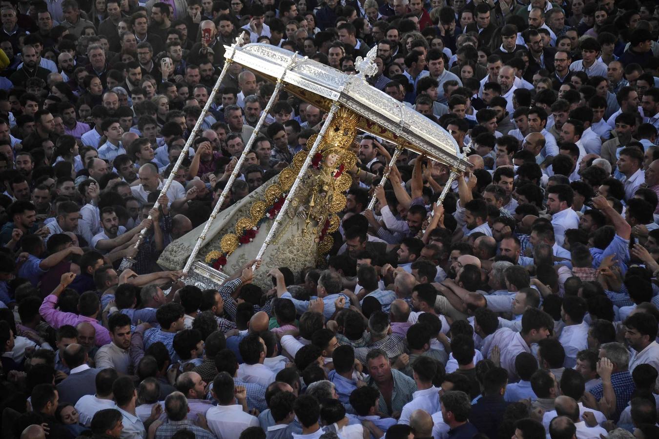 El sol aparece en el cielo de la ermita del Rocío para dar la bienvenida a otro grandioso Lunes de Pentecostés