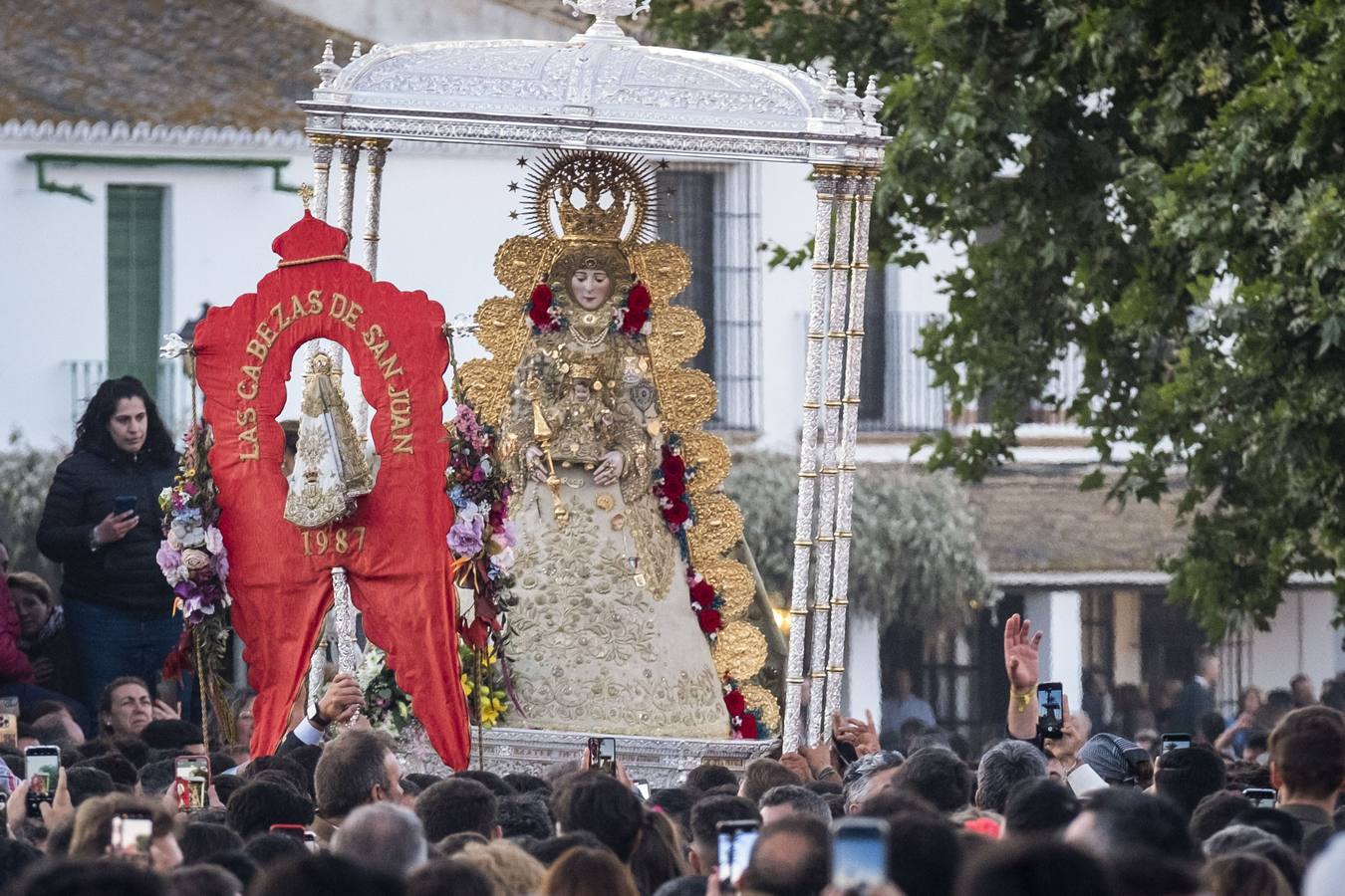 El sol aparece en el cielo de la ermita del Rocío para dar la bienvenida a otro grandioso Lunes de Pentecostés