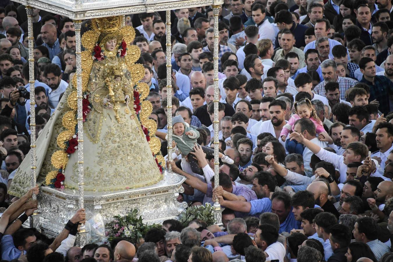 El sol aparece en el cielo de la ermita del Rocío para dar la bienvenida a otro grandioso Lunes de Pentecostés