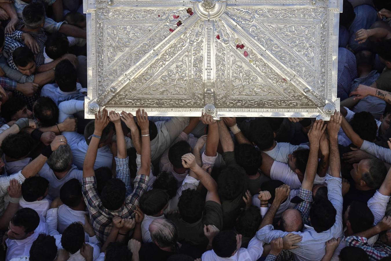 El sol aparece en el cielo de la ermita del Rocío para dar la bienvenida a otro grandioso Lunes de Pentecostés