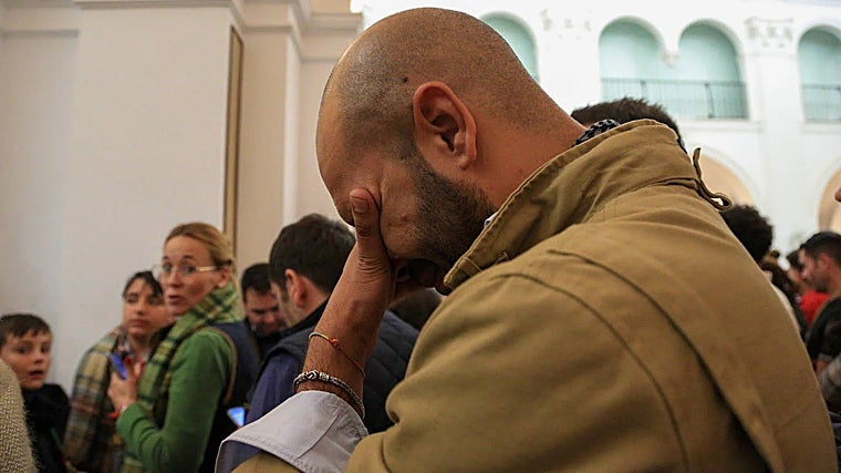 Los devotos no podían contener la emoción en la salida de la Virgen