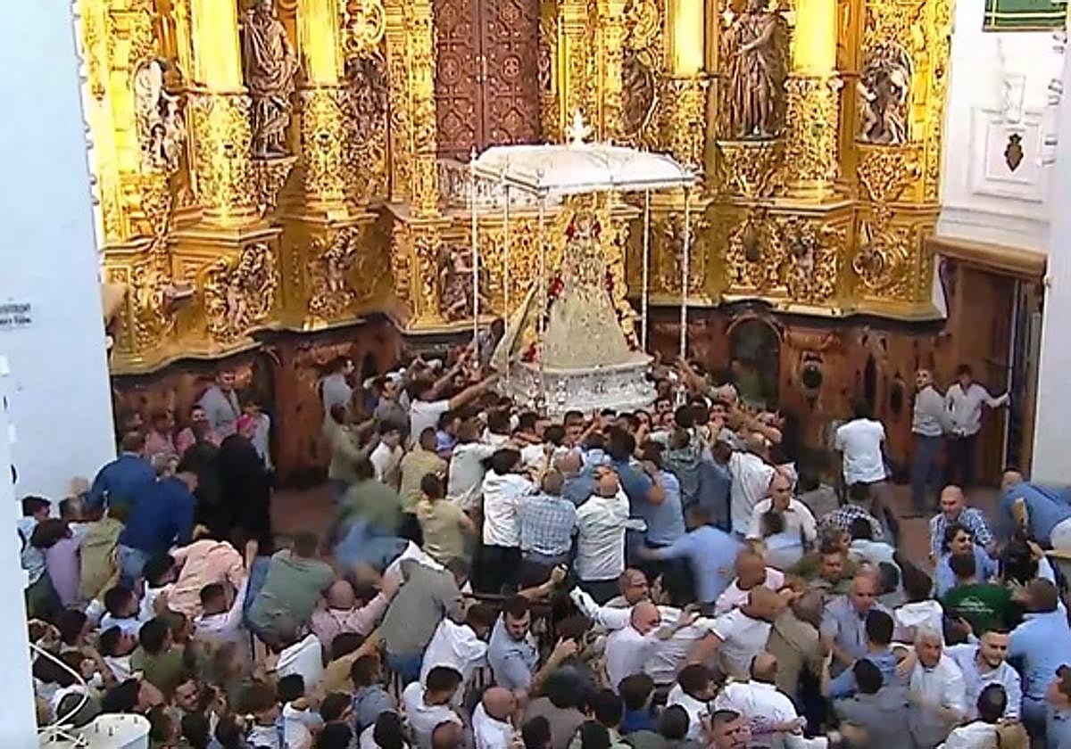El salto de la reja de la Virgen del Rocío se produjo a las 02.56 horas