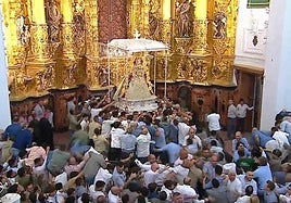 En vídeo: el salto de la reja a las 02.56 horas dio comienzo a la procesión de la Virgen del Rocío 2024