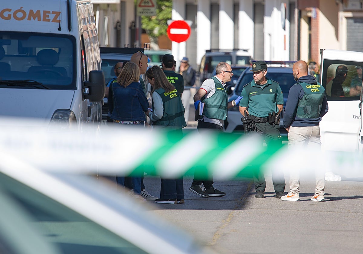 Guardias civiles junto a la casa donde se han producido los hechos