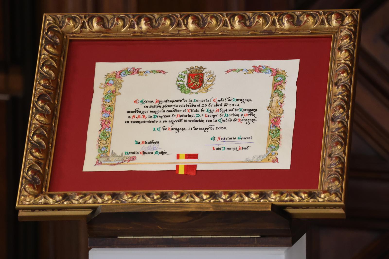 Fotografía del título de Hija Adoptiva de la ciudad que ha recibido la Princesa Leonor