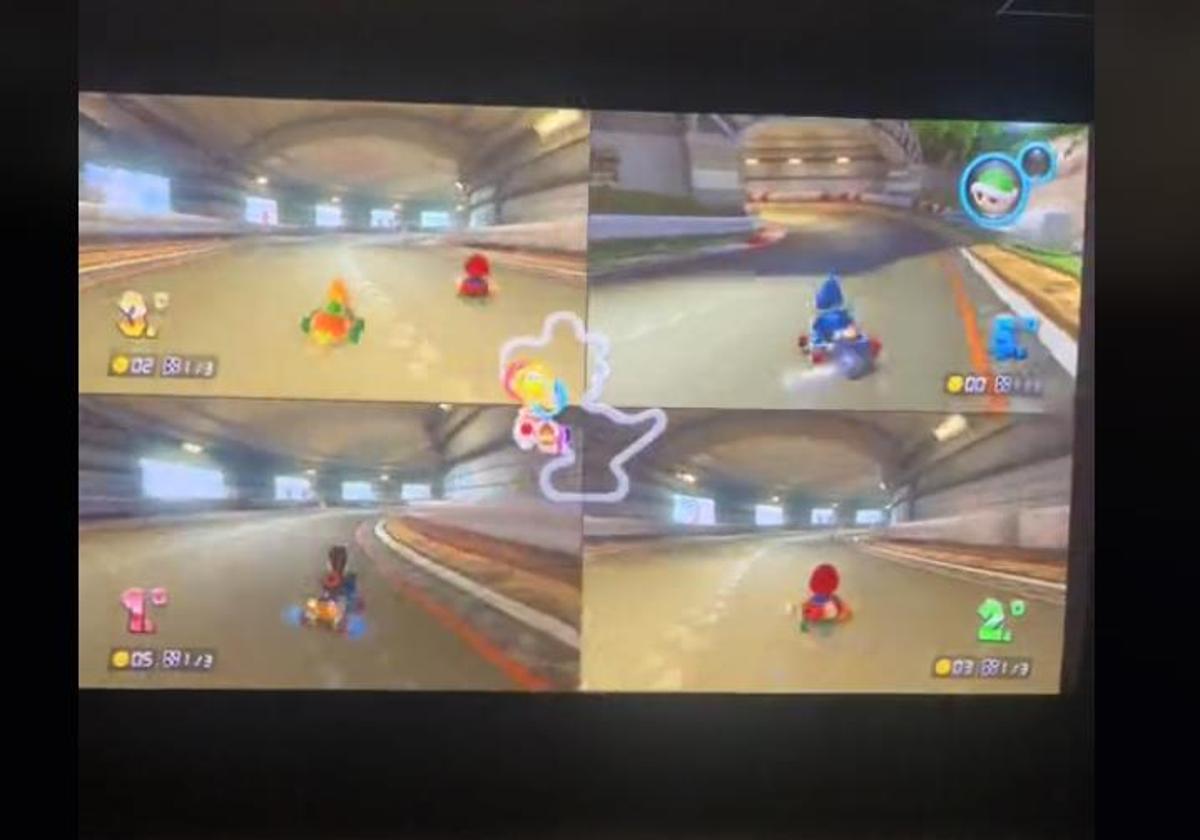 Unos jóvenes juegan a Mario Kart en un cine de Málaga