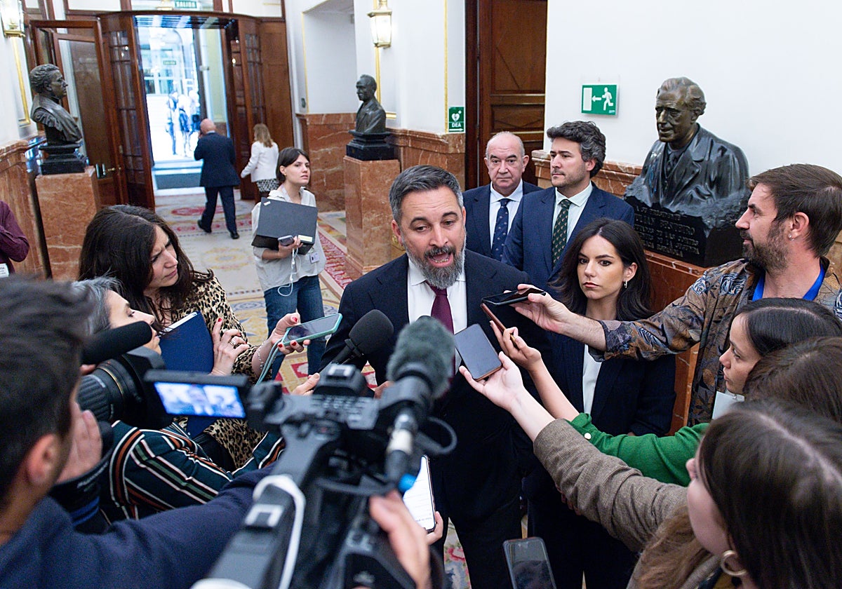 El presidente de Vox, Santiago Abascal, en el pasillo del Congreso
