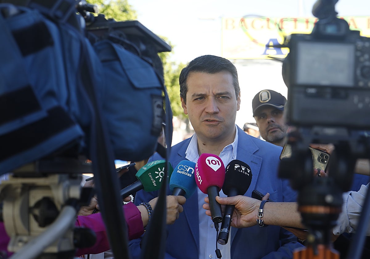El alcalde de Córdoba, José María Bellido, este martes en el repaso a la Feria