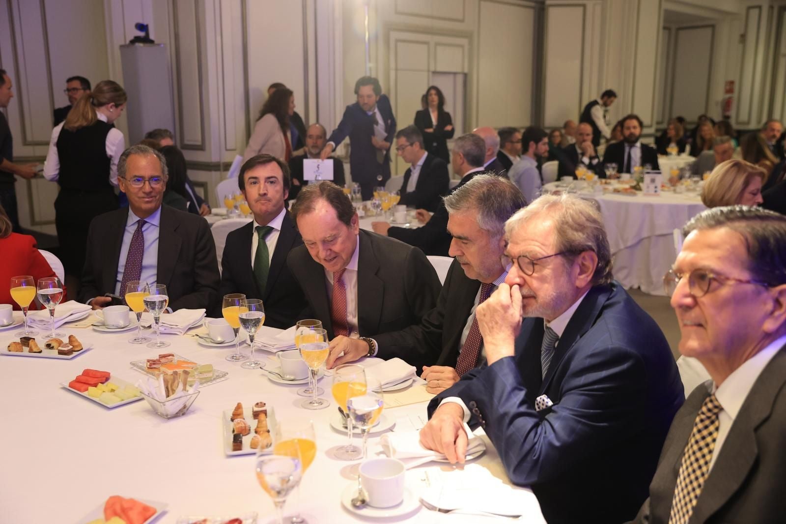 Enrique Ossorio, presidente de la Asamblea de Madrid; Javier Visiers, CEO de Abside Media; Jaime Alfonsín, jefe de la Casa de Su Majestad el Rey (2014-2024); Iñaki Arechabaleta, consejero delegado de Vocento; Juan Luis Cebrián, exdirector de El País; y Enrique Ybarra, presidente de la Fundación Vocento