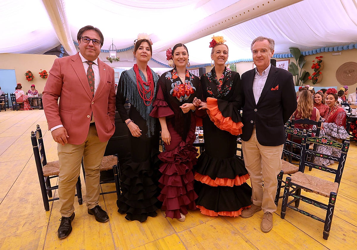 Un grupo de mujeres y hombres, este martes en el Arenal