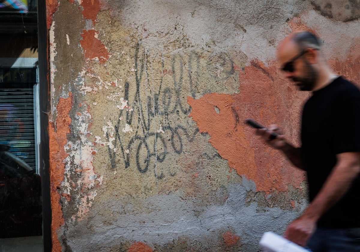 Grafiti de Muelle sobre un edificio en obras en Latina
