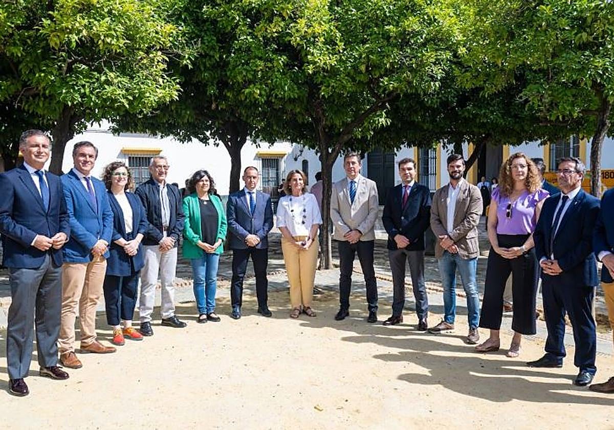 La ministra Teresa Ribera con representantes de doce de los municipios firmantes