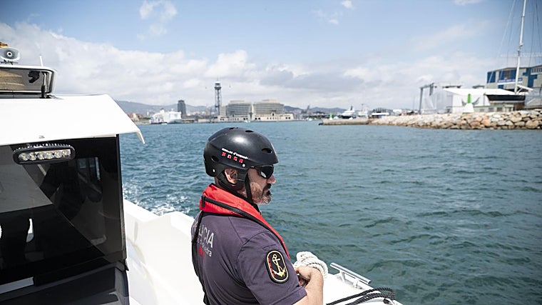 Uno de los agentes de los Mossos, en una de las embarcaciones en el puerto de Barcelona, este miércoles