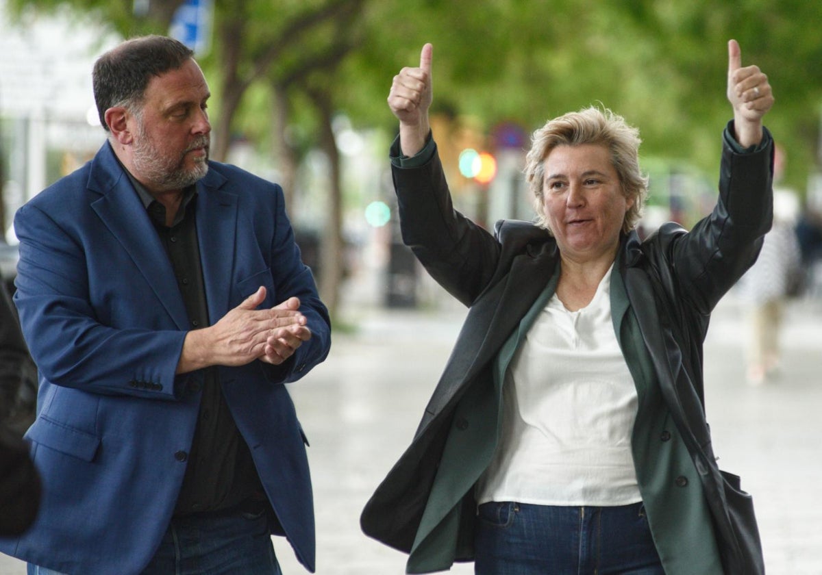 La investigada por Tsunami, Marta Molina, junto al líder de ERC, Oriol Junqueras, a su llegada a los juzgados de Barcelona, este miércoles