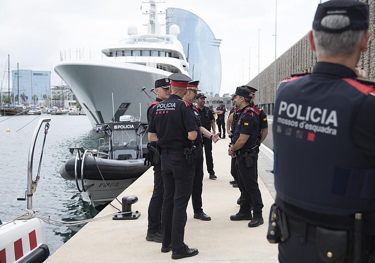 Los Mossos se despliegan en el puerto de Barcelona