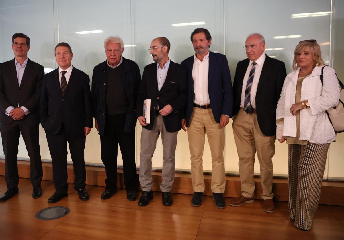 Emiliano García-Page y Felipe González arropan a Javier Lambán en la presentación del libro de este último