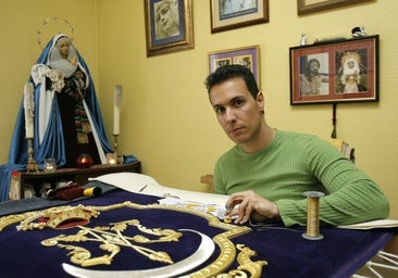 Francisco Mira dirige el taller de bordado de la Quinta Angustia