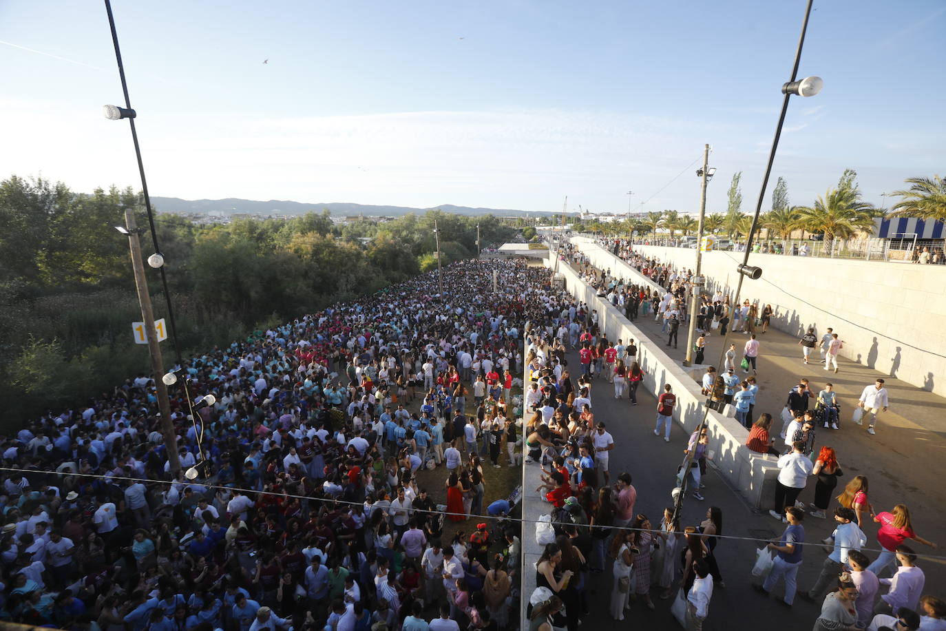 Fotos: diez mil jóvenes, en el botellón de la Feria de Córdoba