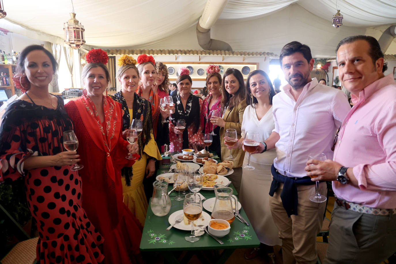 Las imágenes del ambiente en las casetas de este miércoles en la Feria de Córdoba (I)