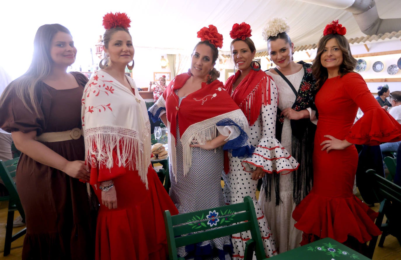 Las imágenes del ambiente en las casetas de este miércoles en la Feria de Córdoba (I)