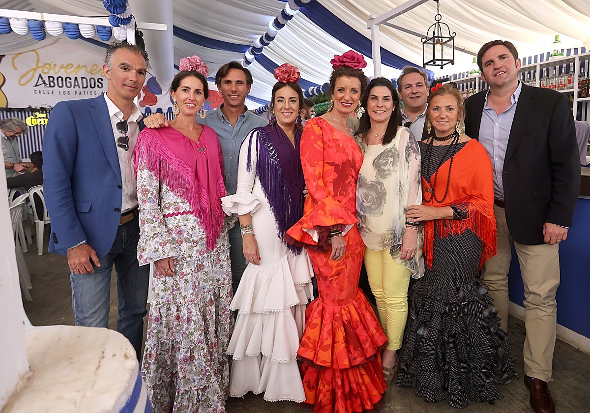 Grupo de amigos en la caseta de Jóvenes Abogados