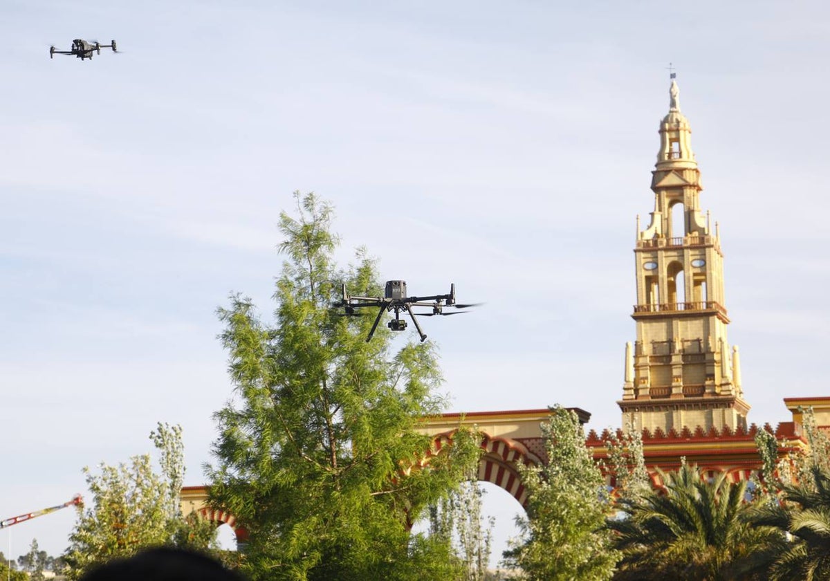 Dos drones vuelan junto a la portada de la Feria de Córdoba