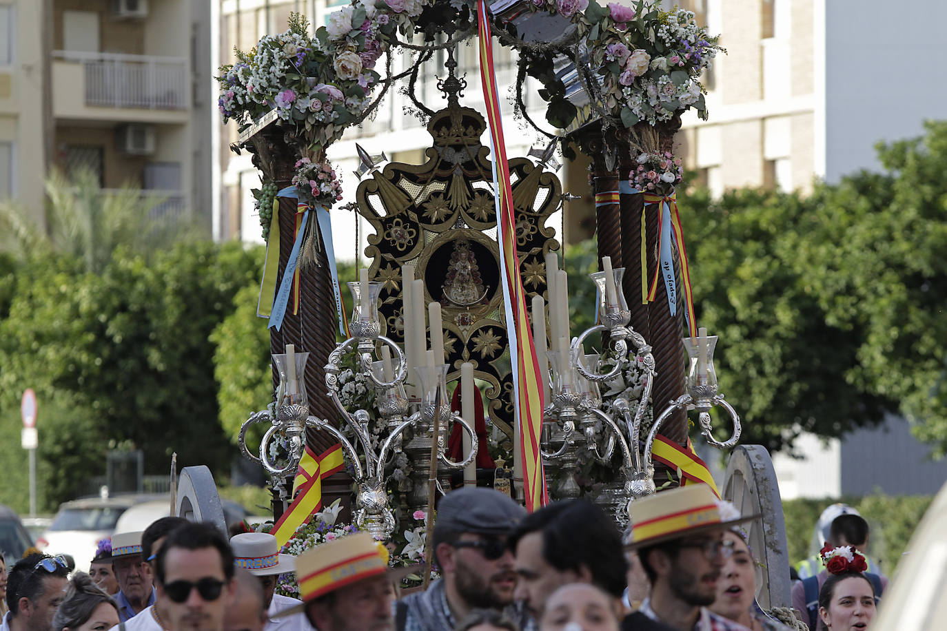 Llegada de la Hermandad Castrense del Rocío a Sevilla