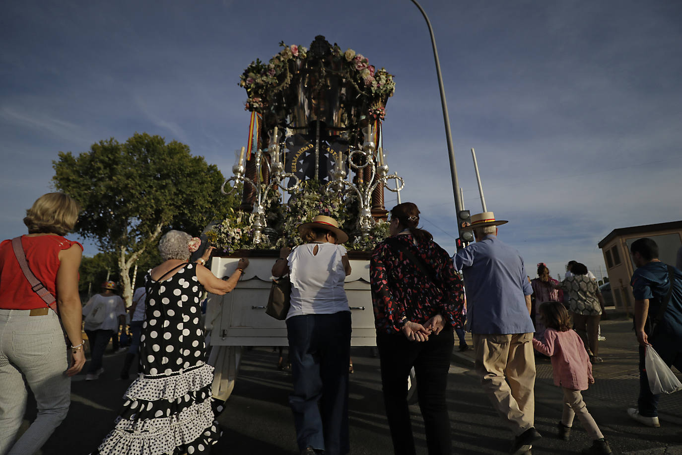 Llegada de la Hermandad Castrense del Rocío a Sevilla