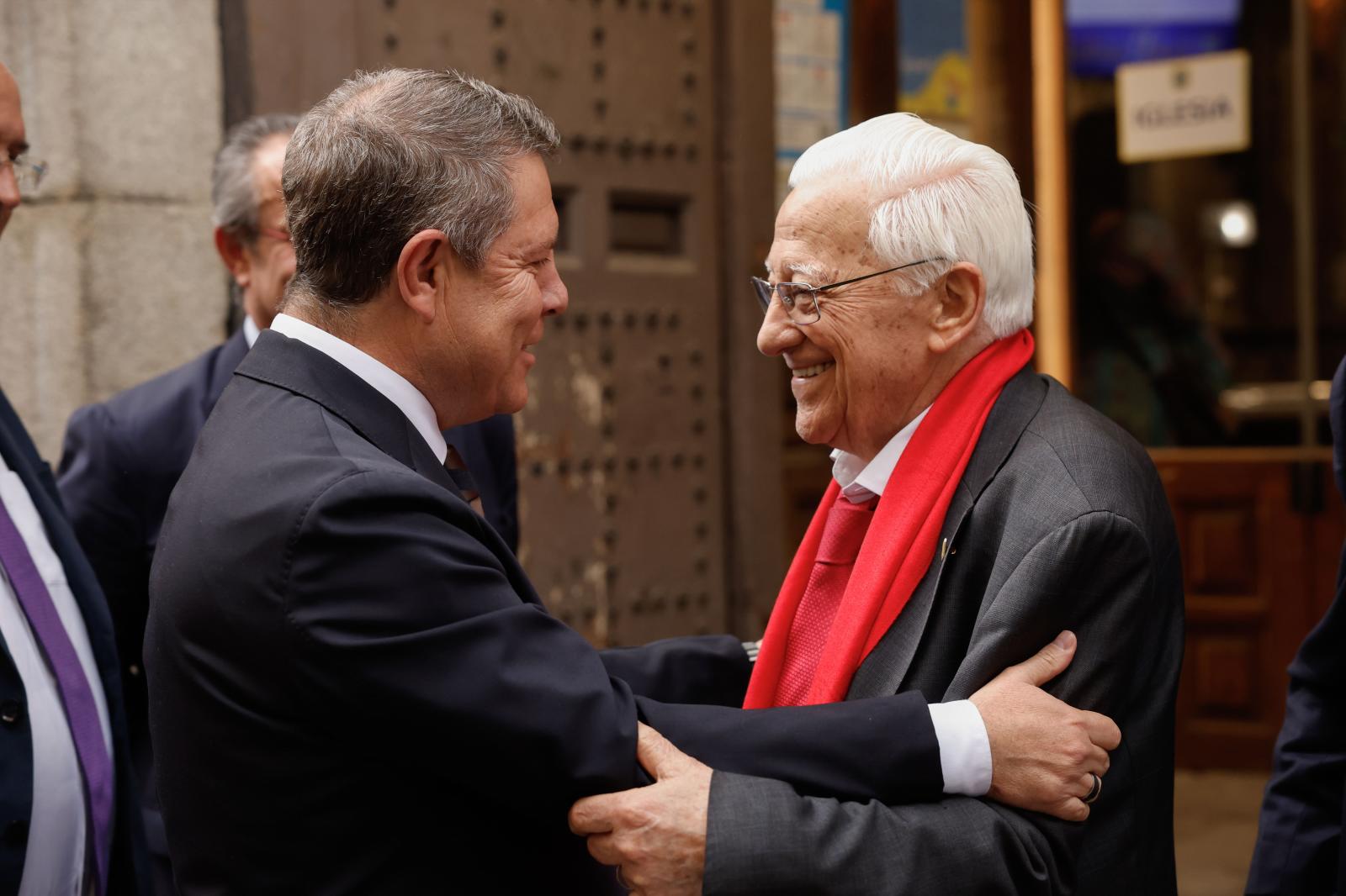 Emiliano García-Page saluda al Padre Ángel, que también ha acudido a la presentación