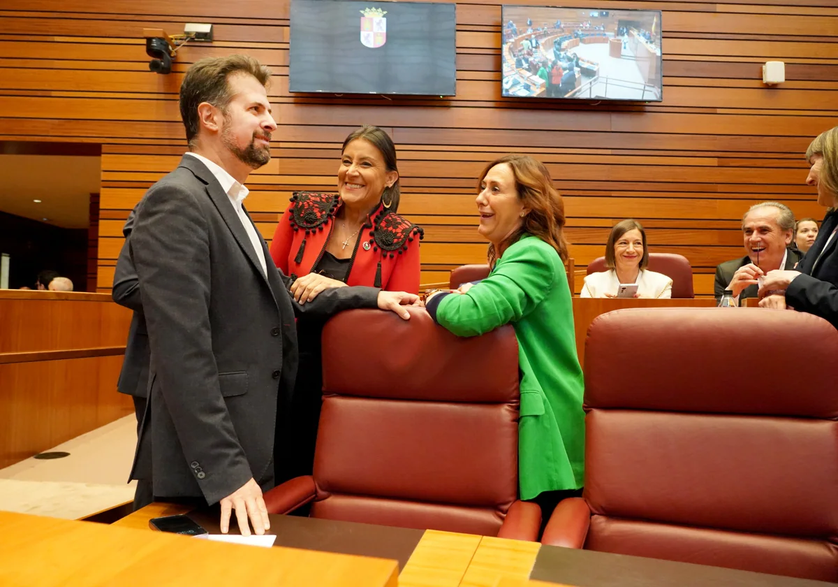 El portavoz del Grupo Socialista, Luis Tudanca, junto a las procuradoras del PSOE Ana Sánchez y Rosa Rubio, al inicio de la sesión plenaria